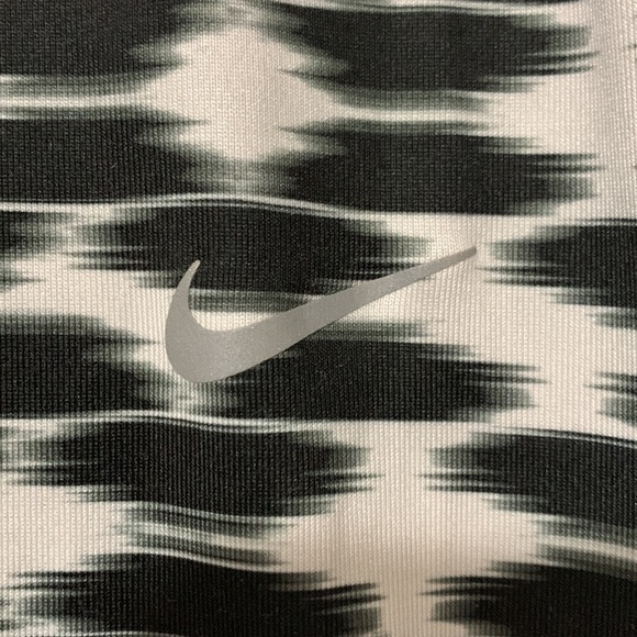 Nike Dri-Fit black and white style 645610-011 cropped leggings w/ zipper pocket - Picture 4 of 13